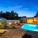 Luxurious In * فينجيراك